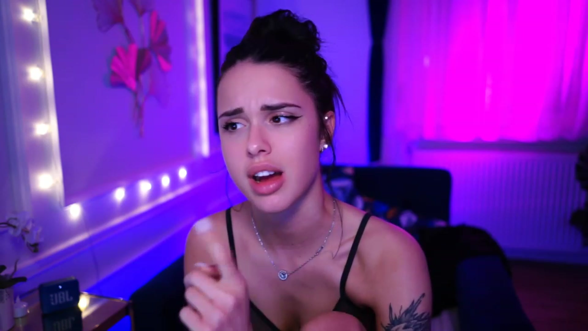 Gallery image thumbnail from cinnabellee's myfreecams stream on, 03/10/2023, 24:04 image 19 of 20