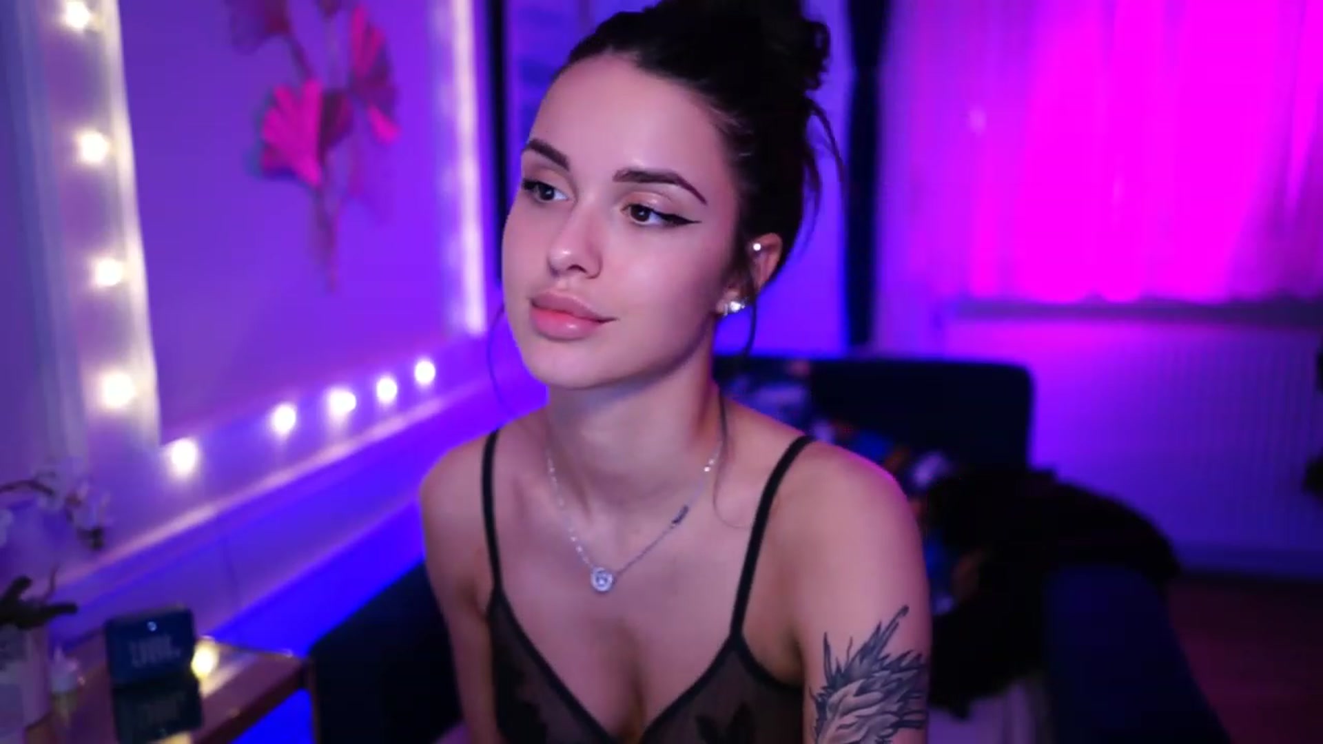 Gallery image thumbnail from cinnabellee's myfreecams stream on, 03/10/2023, 24:04 image 10 of 20