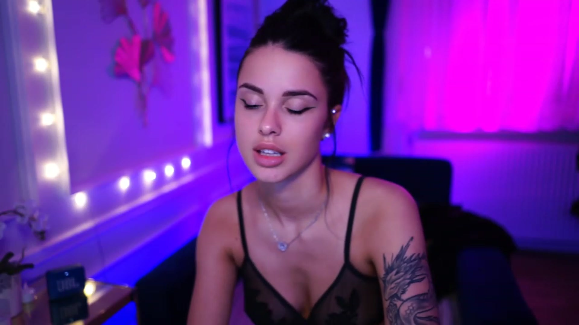 Gallery image thumbnail from cinnabellee's myfreecams stream on, 03/10/2023, 24:04 image 9 of 20