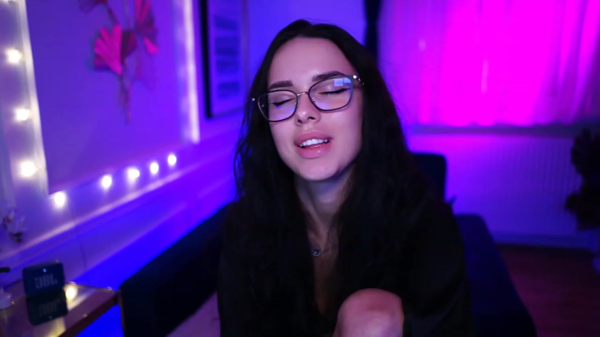 Gallery image thumbnail from cinnabellee's myfreecams stream on, 03/10/2023, 24:04 image 1 of 20