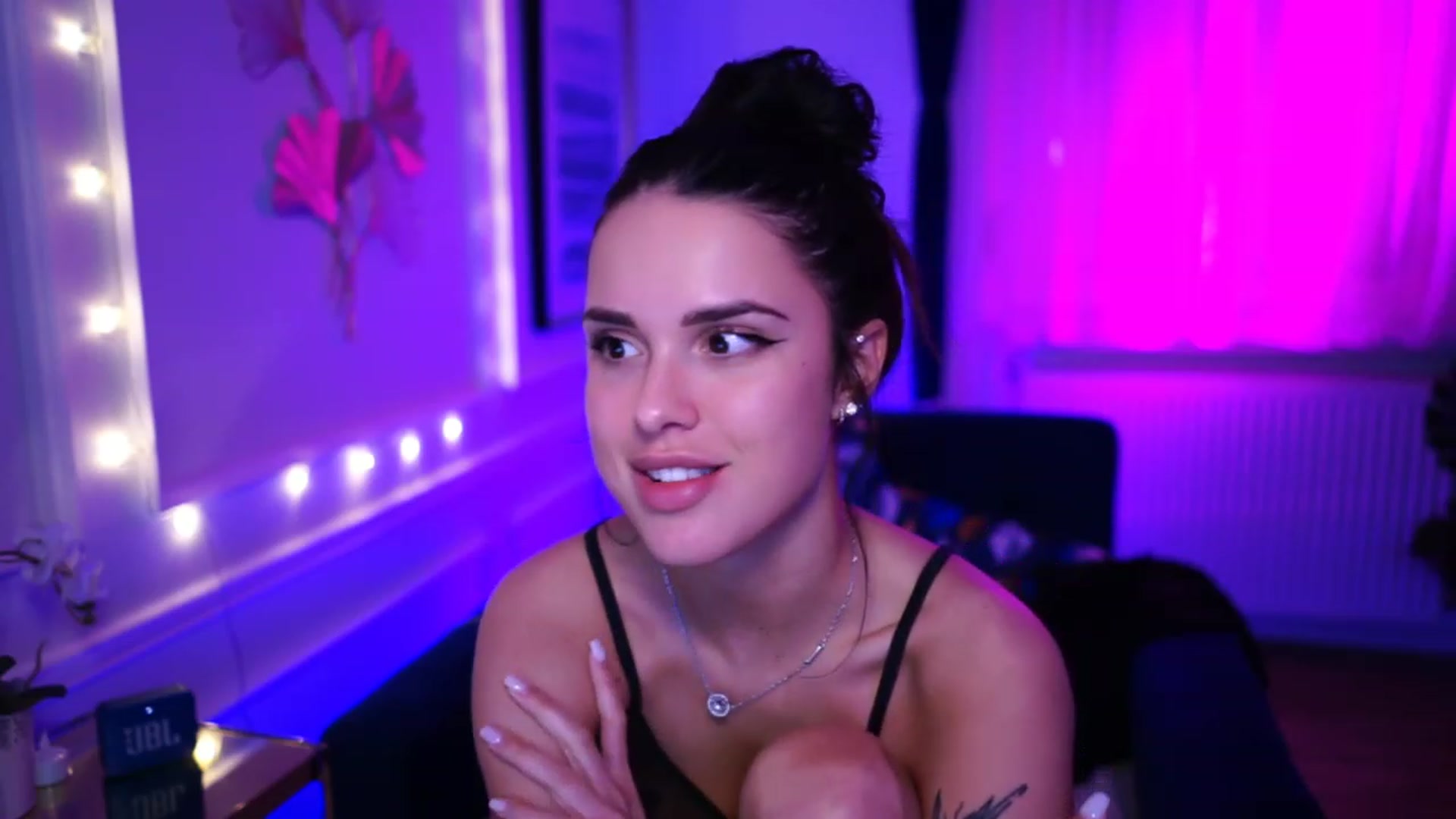 Gallery image thumbnail from cinnabellee's myfreecams stream on, 03/10/2023, 24:04 image 20 of 20