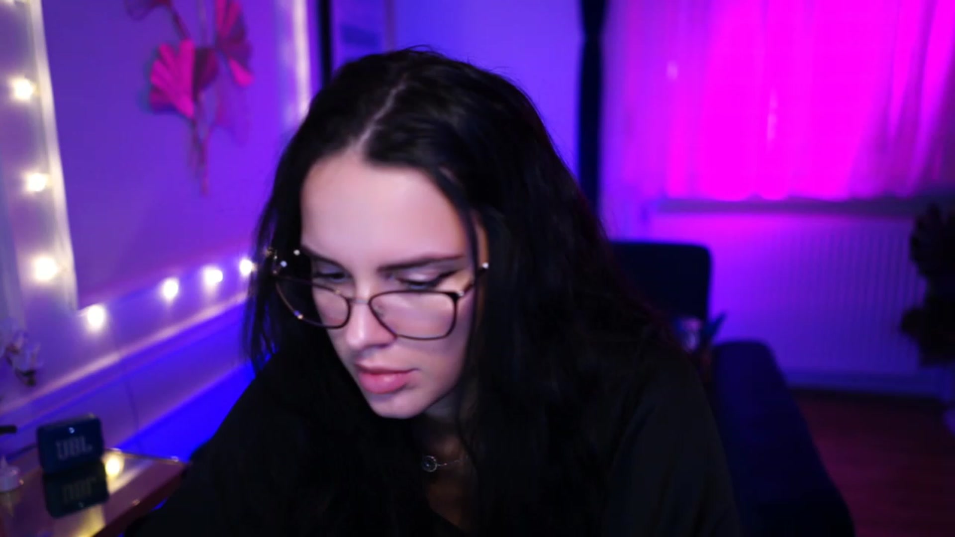 Gallery image thumbnail from cinnabellee's myfreecams stream on, 03/10/2023, 24:04 image 2 of 20