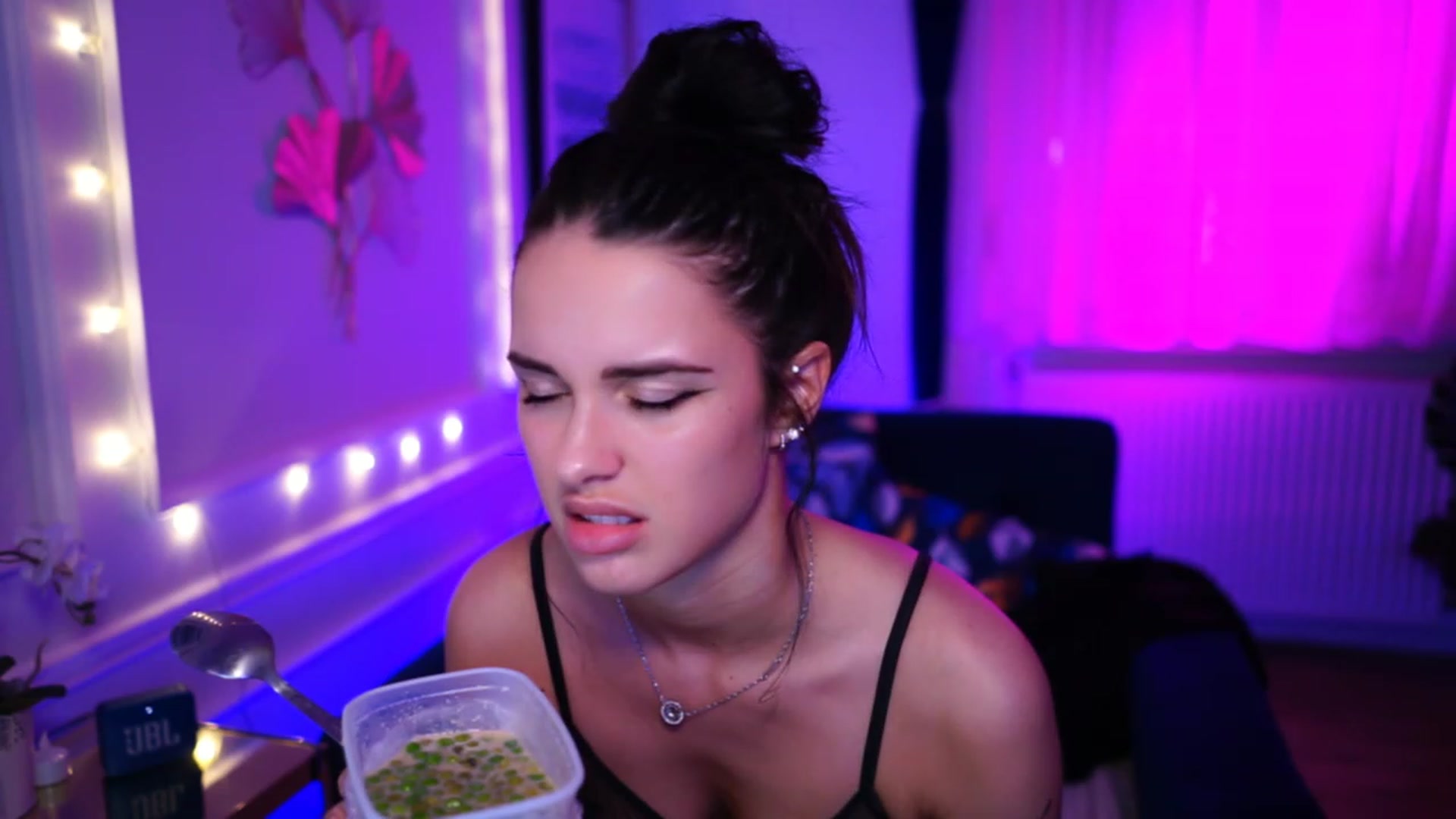 Gallery image thumbnail from cinnabellee's myfreecams stream on, 03/10/2023, 24:04 image 18 of 20