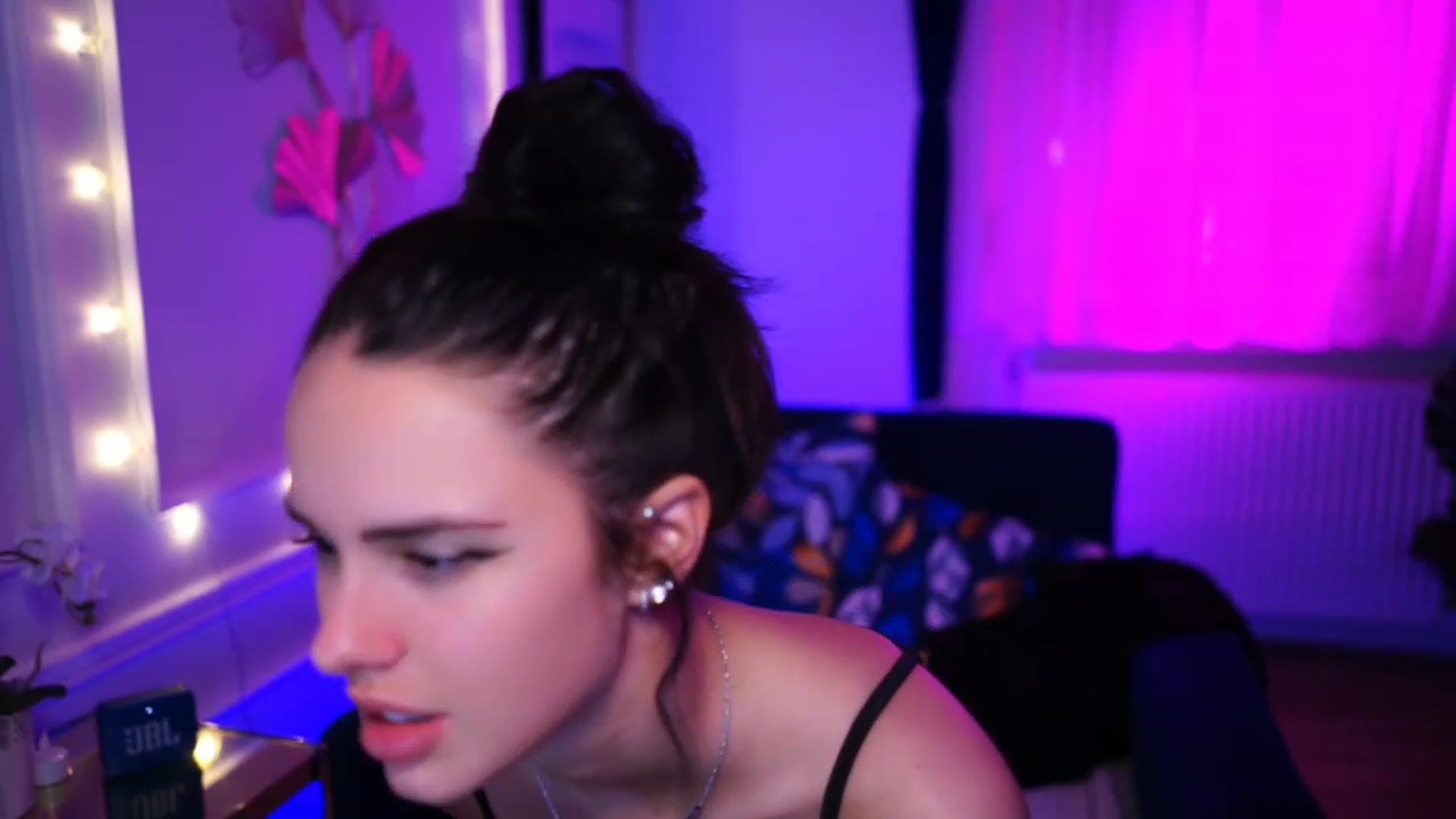 Gallery image thumbnail from cinnabellee's myfreecams stream on, 03/10/2023, 24:04 image 16 of 20