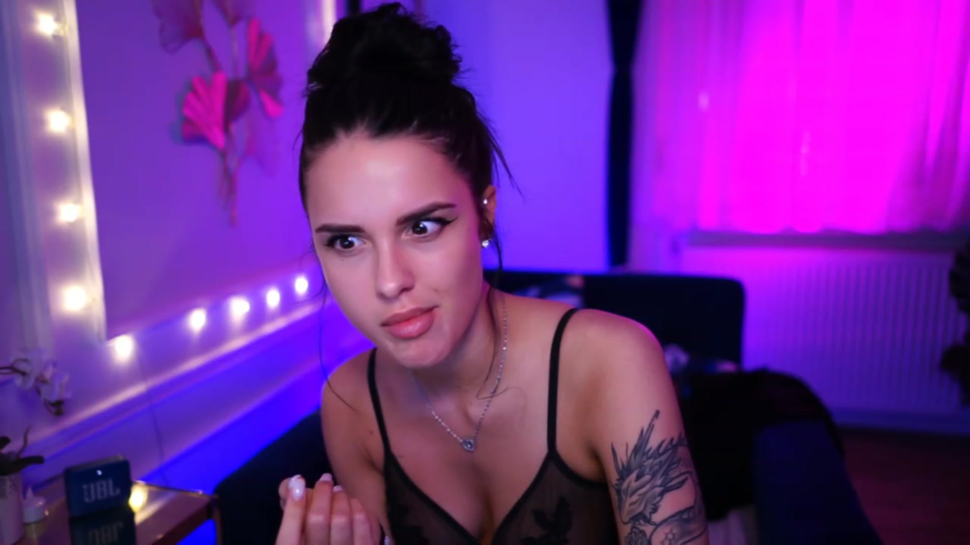 Gallery image thumbnail from cinnabellee's myfreecams stream on, 03/10/2023, 24:04 image 17 of 20