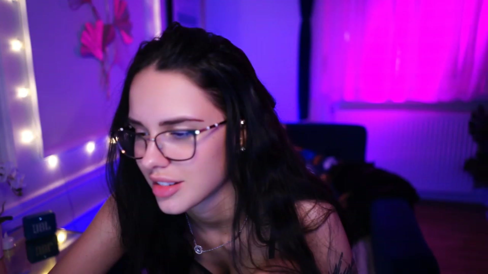 Gallery image thumbnail from cinnabellee's myfreecams stream on, 03/10/2023, 24:04 image 5 of 20