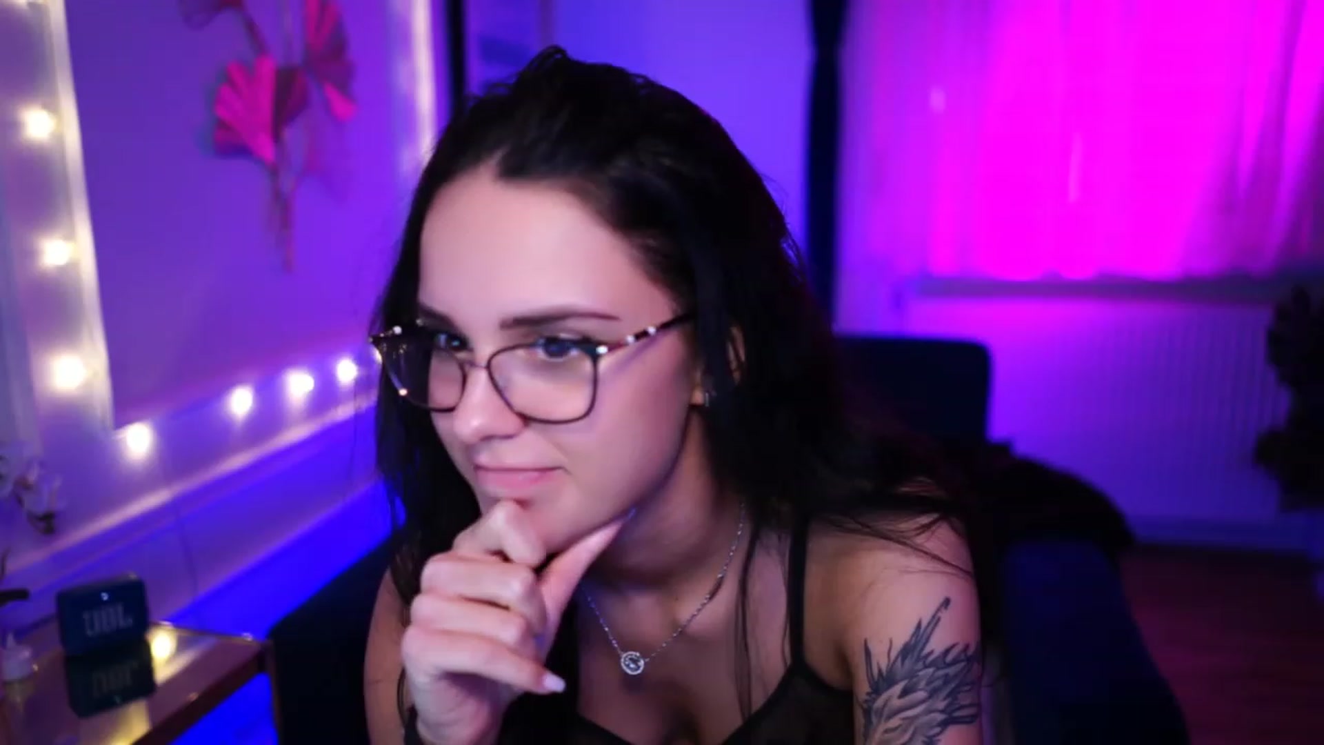 Gallery image thumbnail from cinnabellee's myfreecams stream on, 03/10/2023, 24:04 image 4 of 20