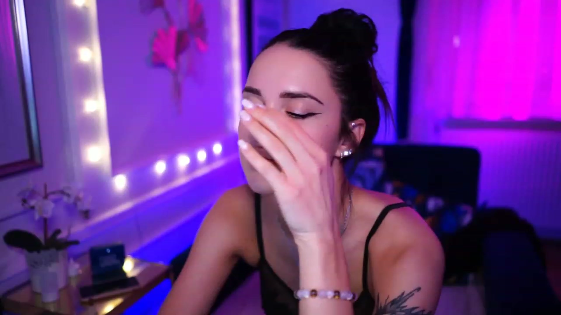 Gallery image thumbnail from cinnabellee's myfreecams stream on, 03/10/2023, 02:01 image 4 of 20