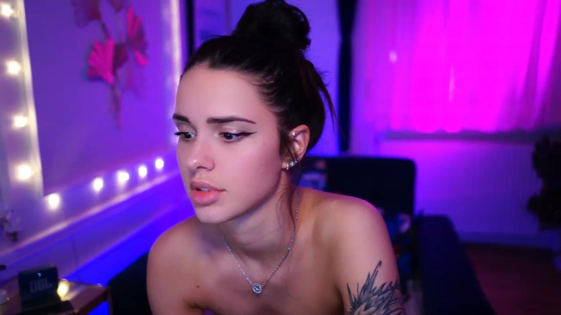 Gallery image thumbnail from cinnabellee's myfreecams stream on, 03/10/2023, 02:01 image 18 of 20