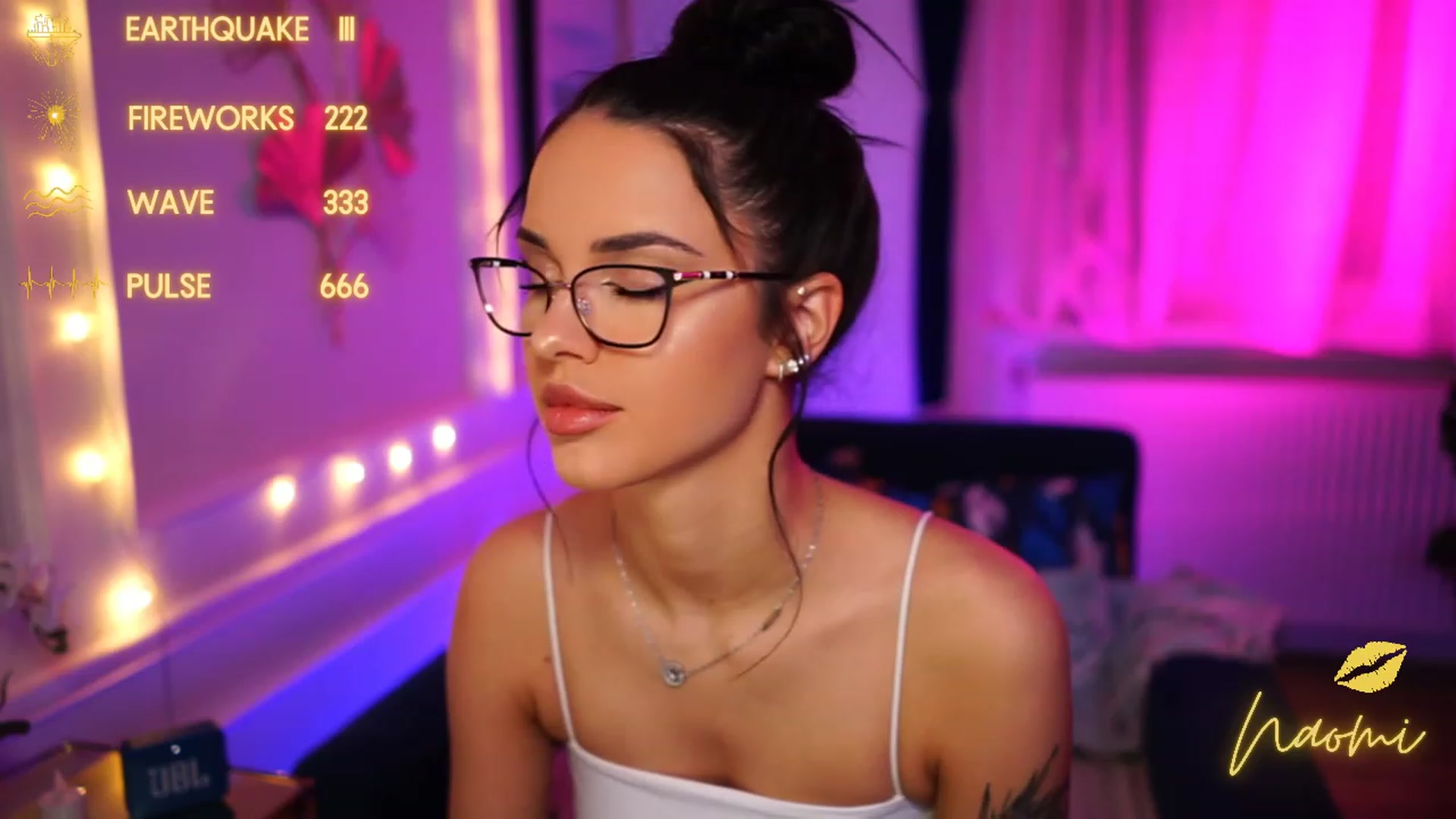 Gallery image thumbnail from cinnabellee's myfreecams stream on, 03/11/2023, 24:04 image 8 of 20