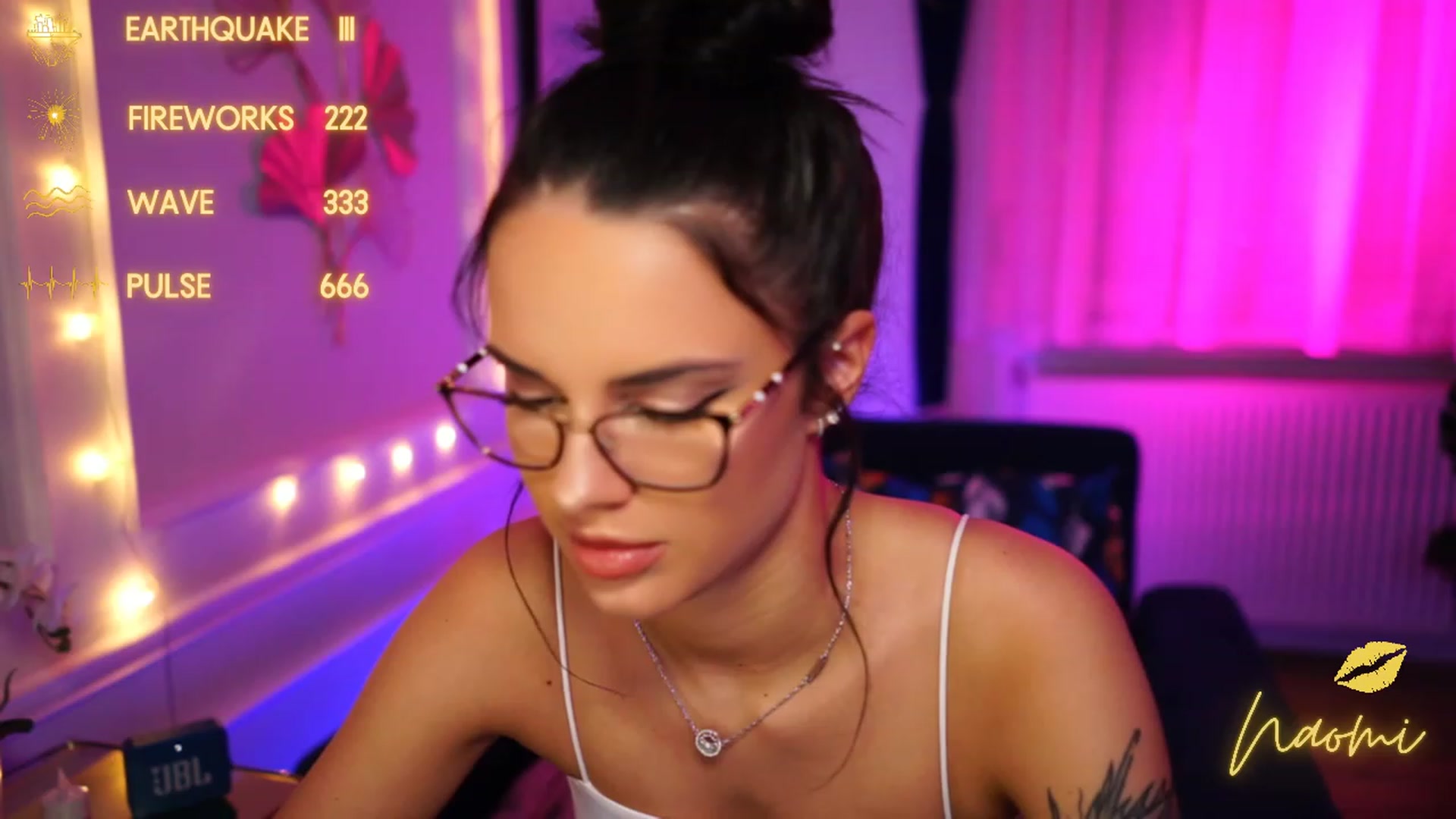 Gallery image thumbnail from cinnabellee's myfreecams stream on, 03/11/2023, 24:04 image 2 of 20