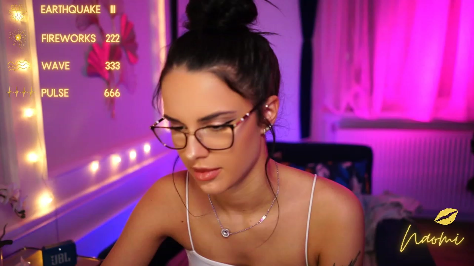 Gallery image thumbnail from cinnabellee's myfreecams stream on, 03/11/2023, 24:04 image 5 of 20