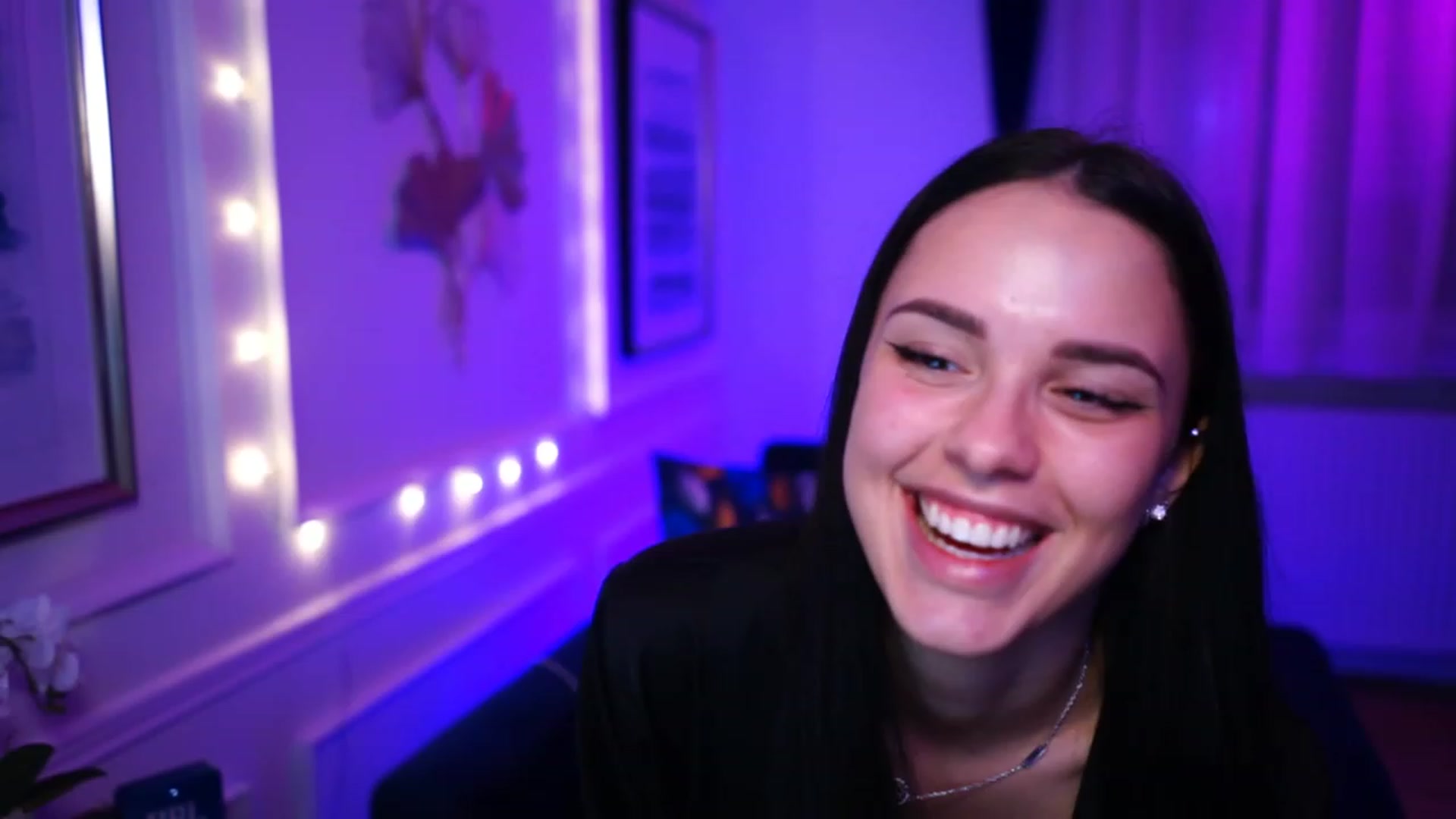 Gallery image thumbnail from cinnabellee's myfreecams stream on, 03/15/2023, 17:52 image 10 of 20