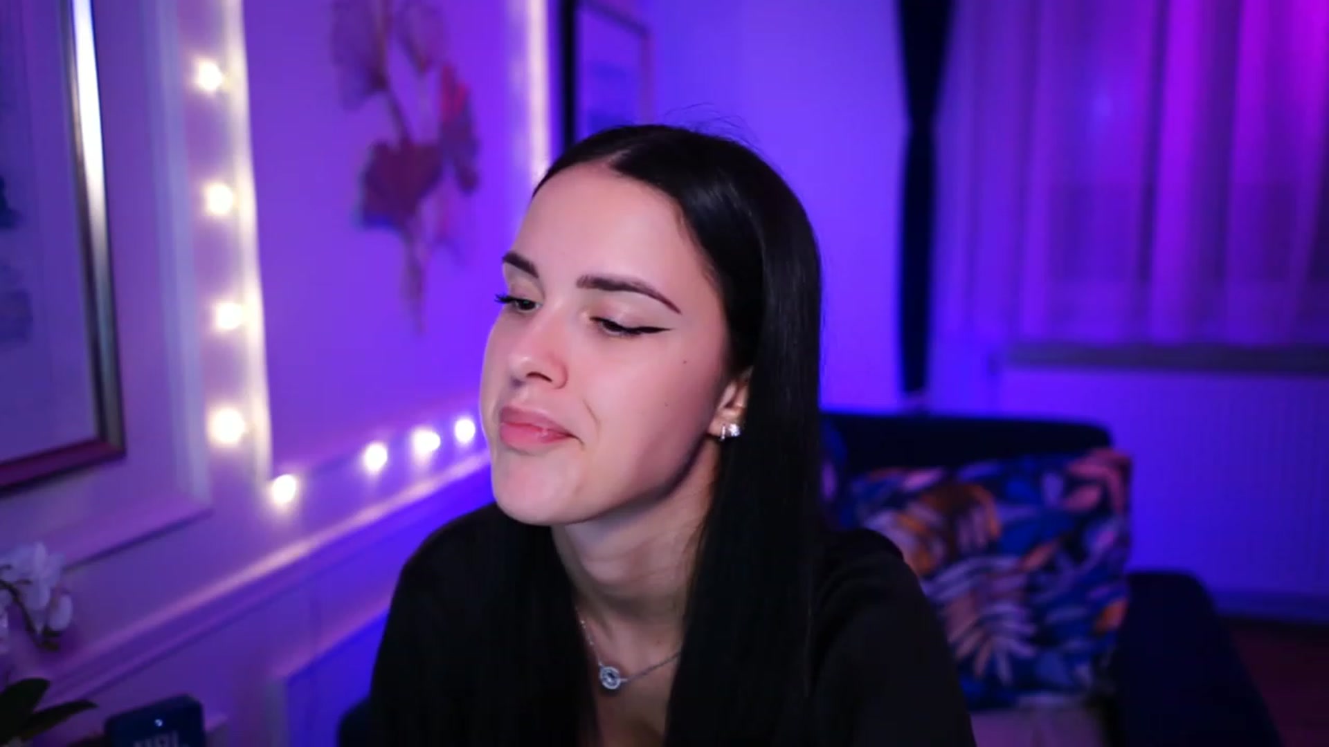 Gallery image thumbnail from cinnabellee's myfreecams stream on, 03/15/2023, 17:52 image 6 of 20