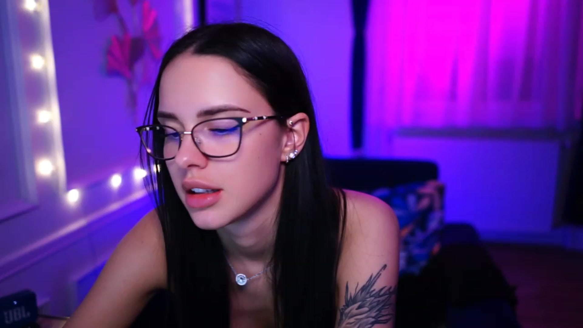 Gallery image thumbnail from cinnabellee's myfreecams stream on, 03/15/2023, 20:22 image 14 of 20
