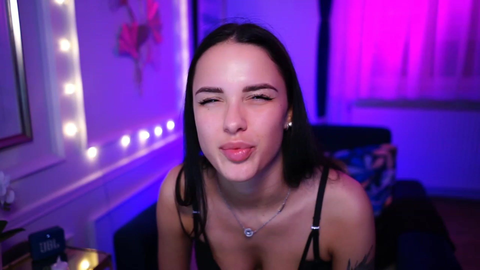 Gallery image thumbnail from cinnabellee's myfreecams stream on, 03/15/2023, 20:22 image 11 of 20