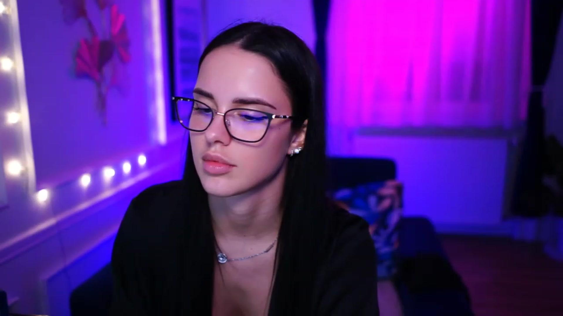 Gallery image thumbnail from cinnabellee's myfreecams stream on, 03/15/2023, 22:04 image 14 of 20
