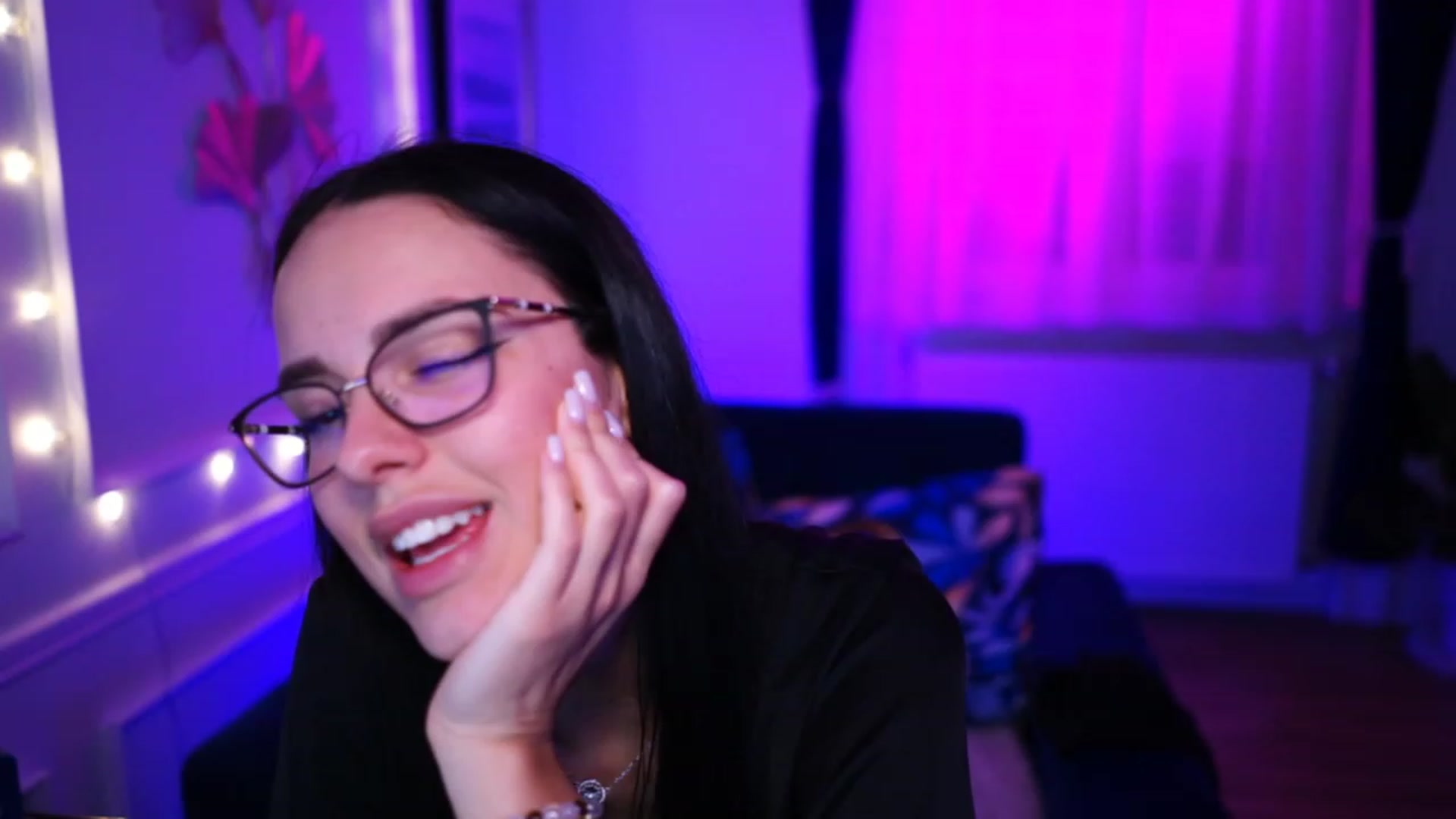Gallery image thumbnail from cinnabellee's myfreecams stream on, 03/15/2023, 22:04 image 11 of 20