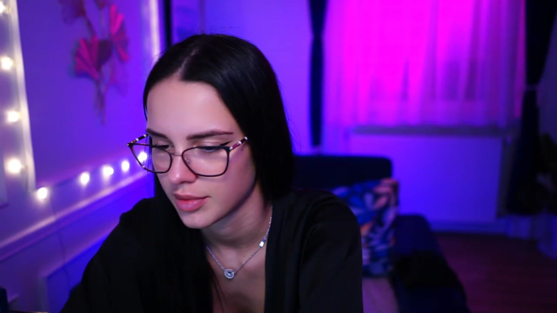 Gallery image thumbnail from cinnabellee's myfreecams stream on, 03/15/2023, 22:04 image 12 of 20
