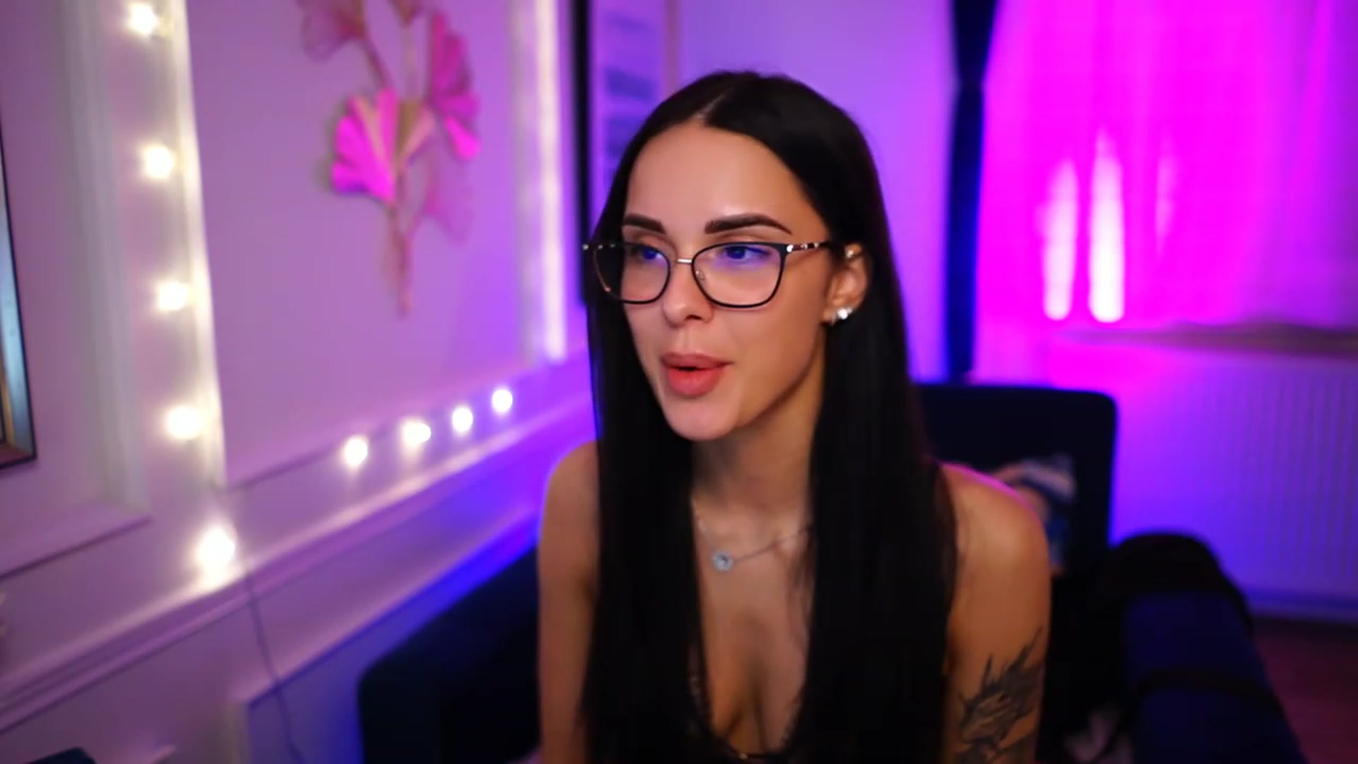 Gallery image thumbnail from cinnabellee's myfreecams stream on, 03/19/2023, 23:22 image 19 of 20
