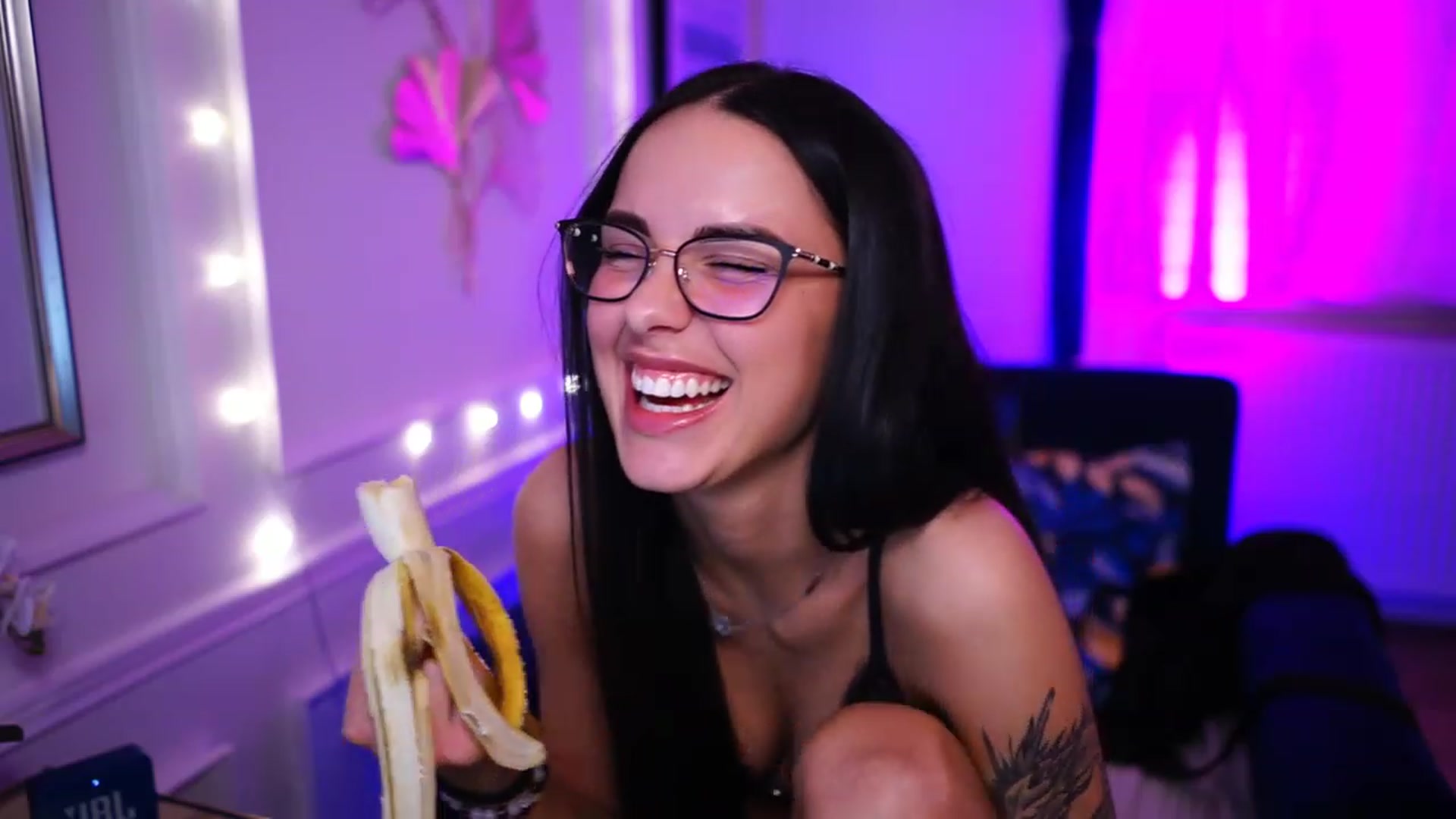 Gallery image thumbnail from cinnabellee's myfreecams stream on, 03/19/2023, 23:22 image 11 of 20