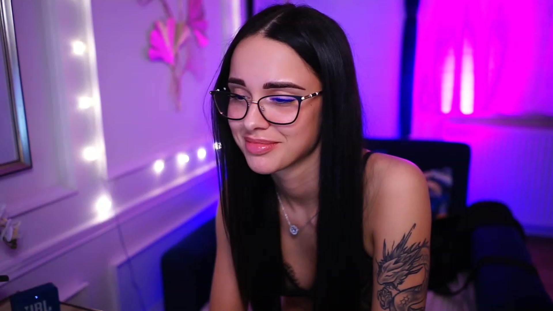 Gallery image thumbnail from cinnabellee's myfreecams stream on, 03/19/2023, 23:22 image 10 of 20