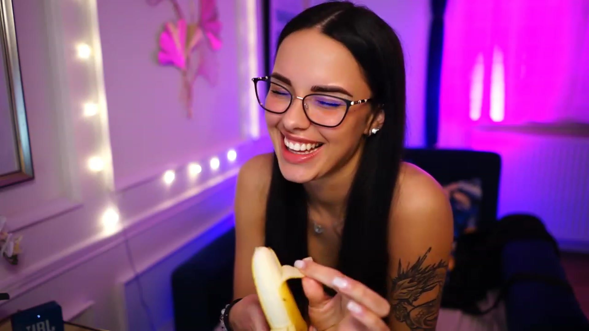 Gallery image thumbnail from cinnabellee's myfreecams stream on, 03/19/2023, 23:22 image 9 of 20