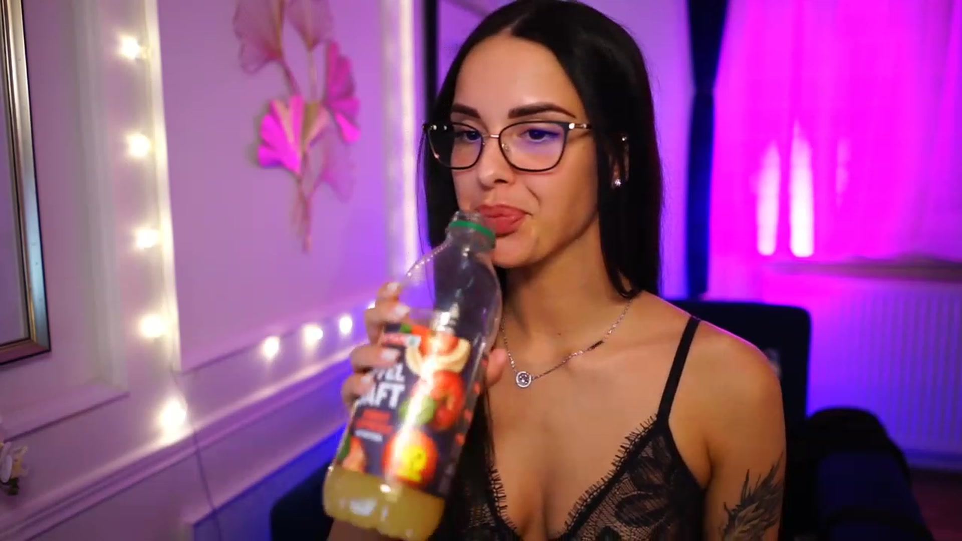 Gallery image thumbnail from cinnabellee's myfreecams stream on, 03/19/2023, 23:22 image 5 of 20
