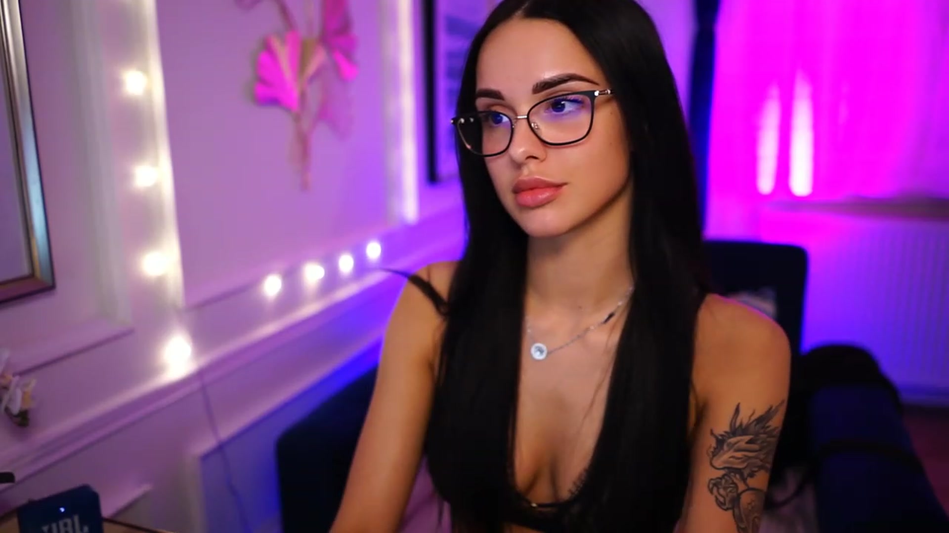 Gallery image thumbnail from cinnabellee's myfreecams stream on, 03/19/2023, 23:22 image 13 of 20