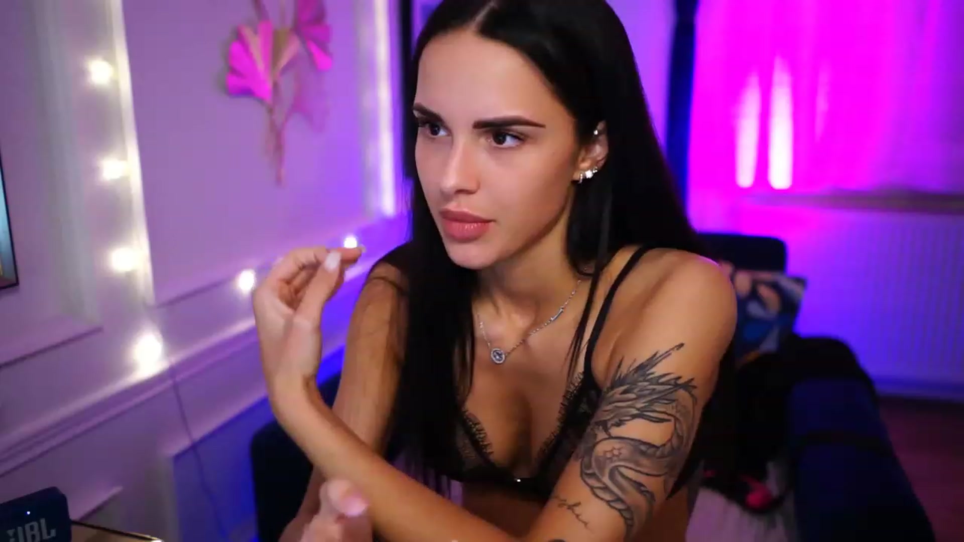 Gallery image thumbnail from cinnabellee's myfreecams stream on, 03/20/2023, 01:19 image 10 of 20