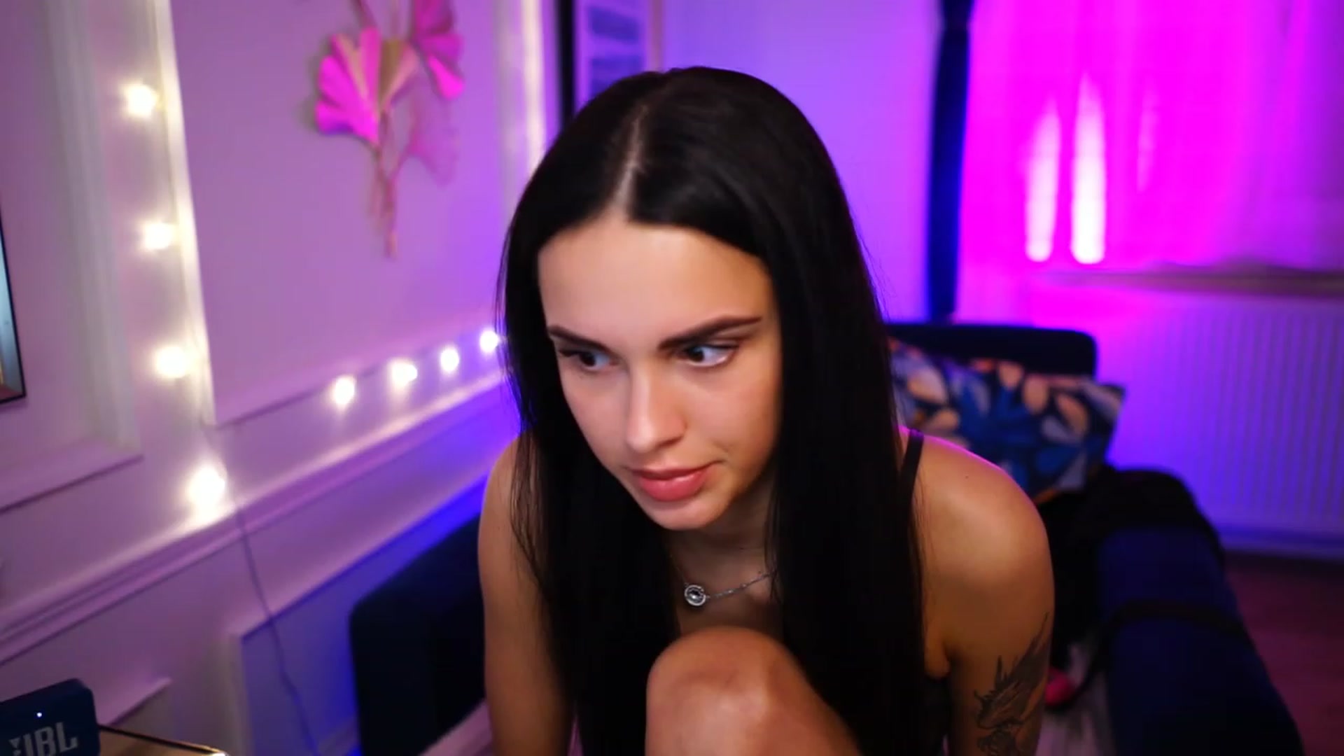 Gallery image thumbnail from cinnabellee's myfreecams stream on, 03/20/2023, 01:19 image 7 of 20