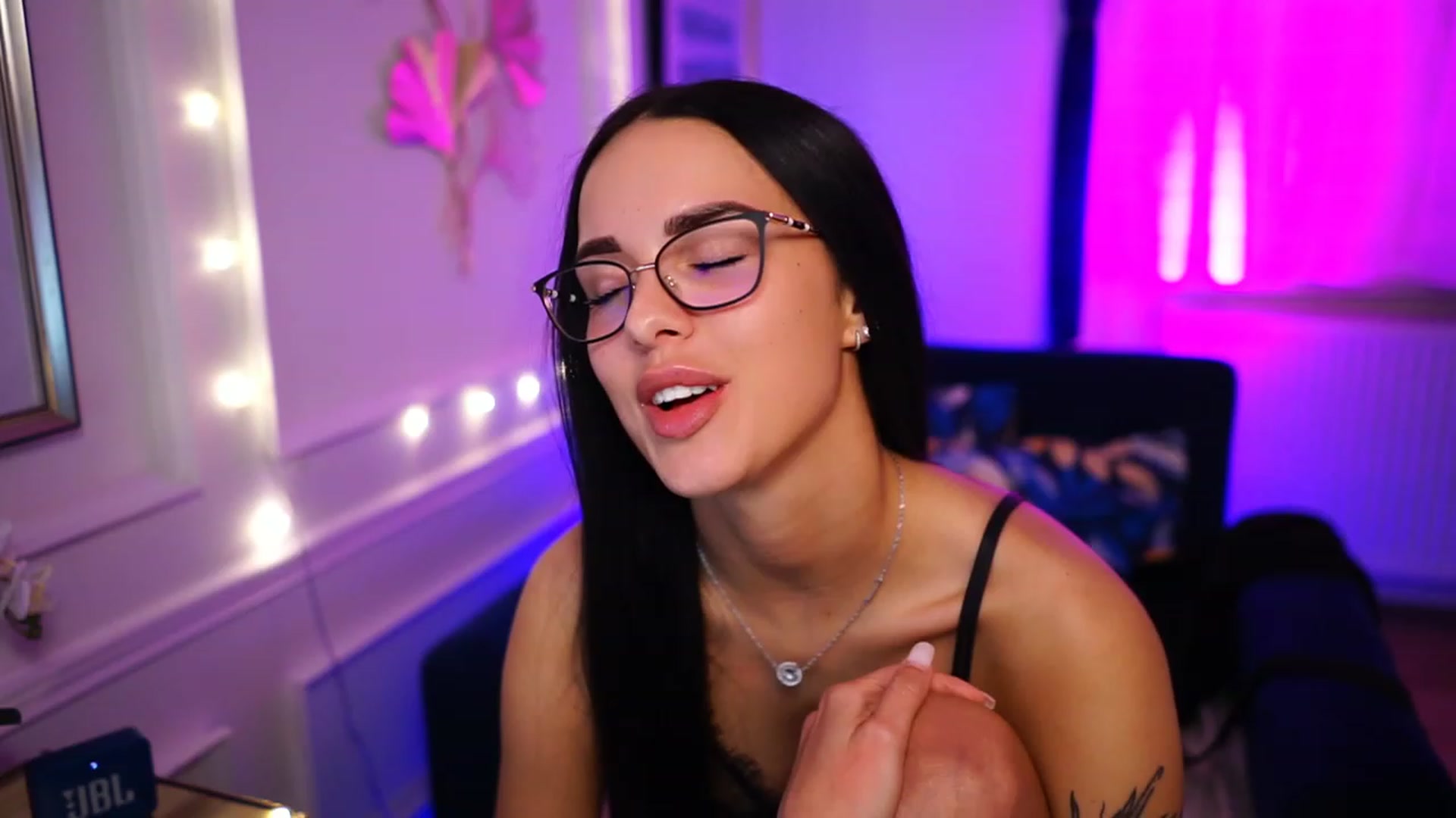 Gallery image thumbnail from cinnabellee's myfreecams stream on, 03/20/2023, 01:19 image 3 of 20