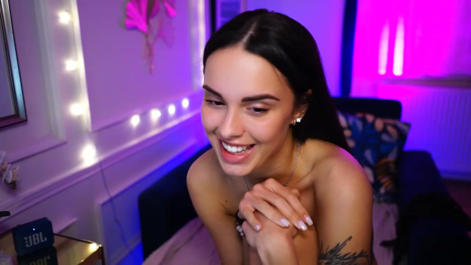 Gallery image thumbnail from cinnabellee's myfreecams stream on, 03/20/2023, 01:35 image 10 of 20