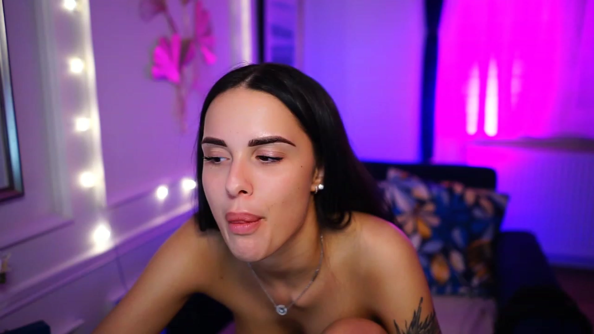 Gallery image thumbnail from cinnabellee's myfreecams stream on, 03/20/2023, 01:35 image 6 of 20