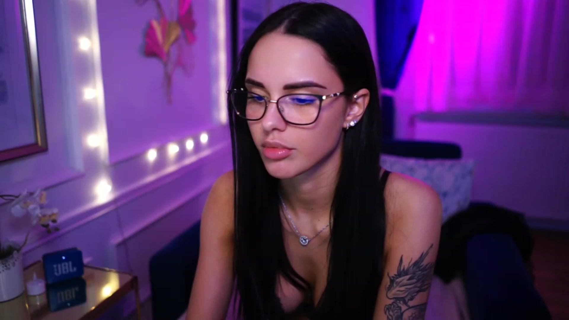 Gallery image thumbnail from cinnabellee's myfreecams stream on, 03/22/2023, 24:03 image 4 of 20