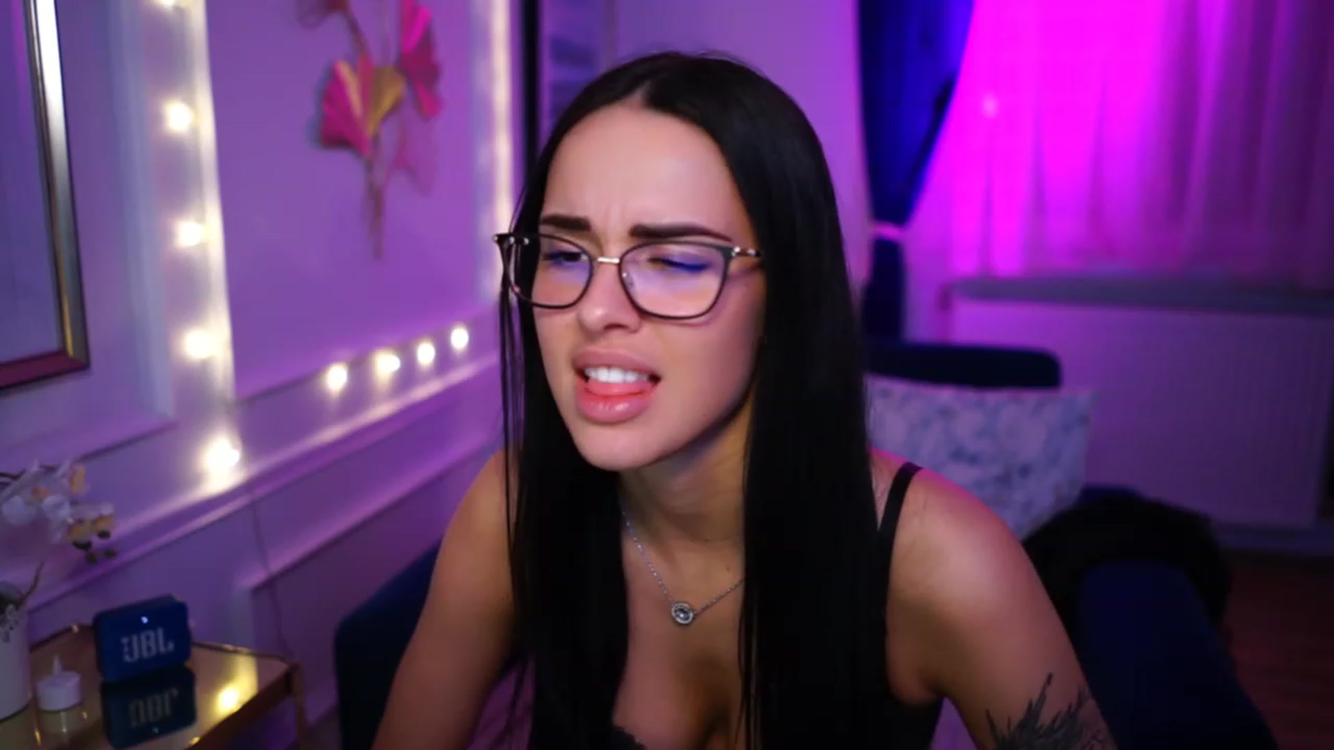 Gallery image thumbnail from cinnabellee's myfreecams stream on, 03/22/2023, 24:03 image 18 of 20