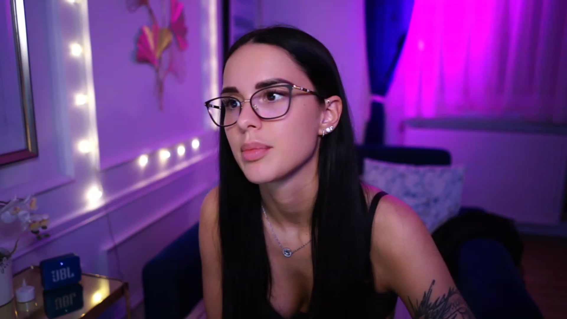Gallery image thumbnail from cinnabellee's myfreecams stream on, 03/22/2023, 24:03 image 13 of 20
