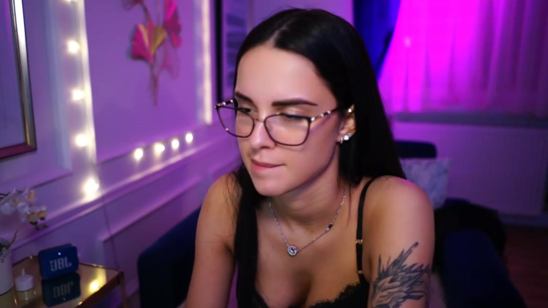 Gallery image thumbnail from cinnabellee's myfreecams stream on, 03/22/2023, 24:03 image 16 of 20