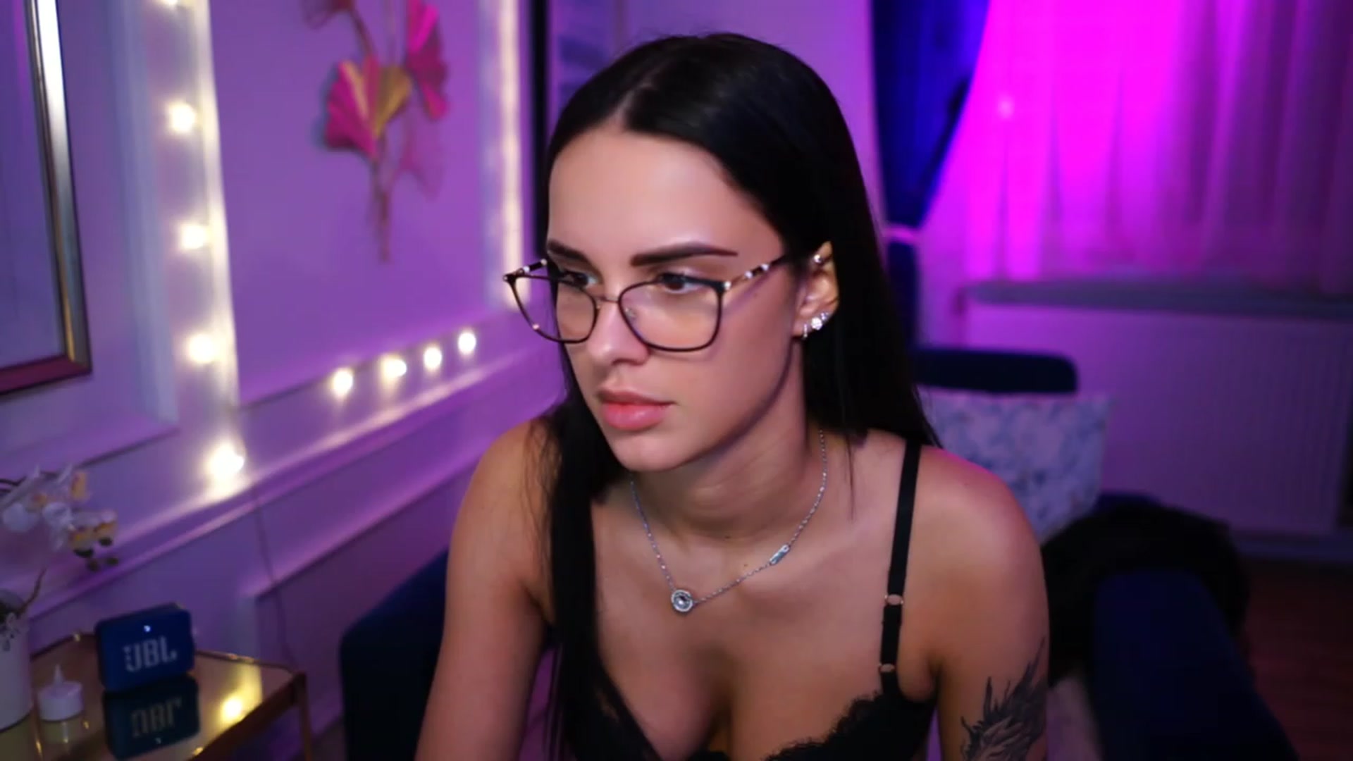 Gallery image thumbnail from cinnabellee's myfreecams stream on, 03/22/2023, 02:03 image 2 of 20