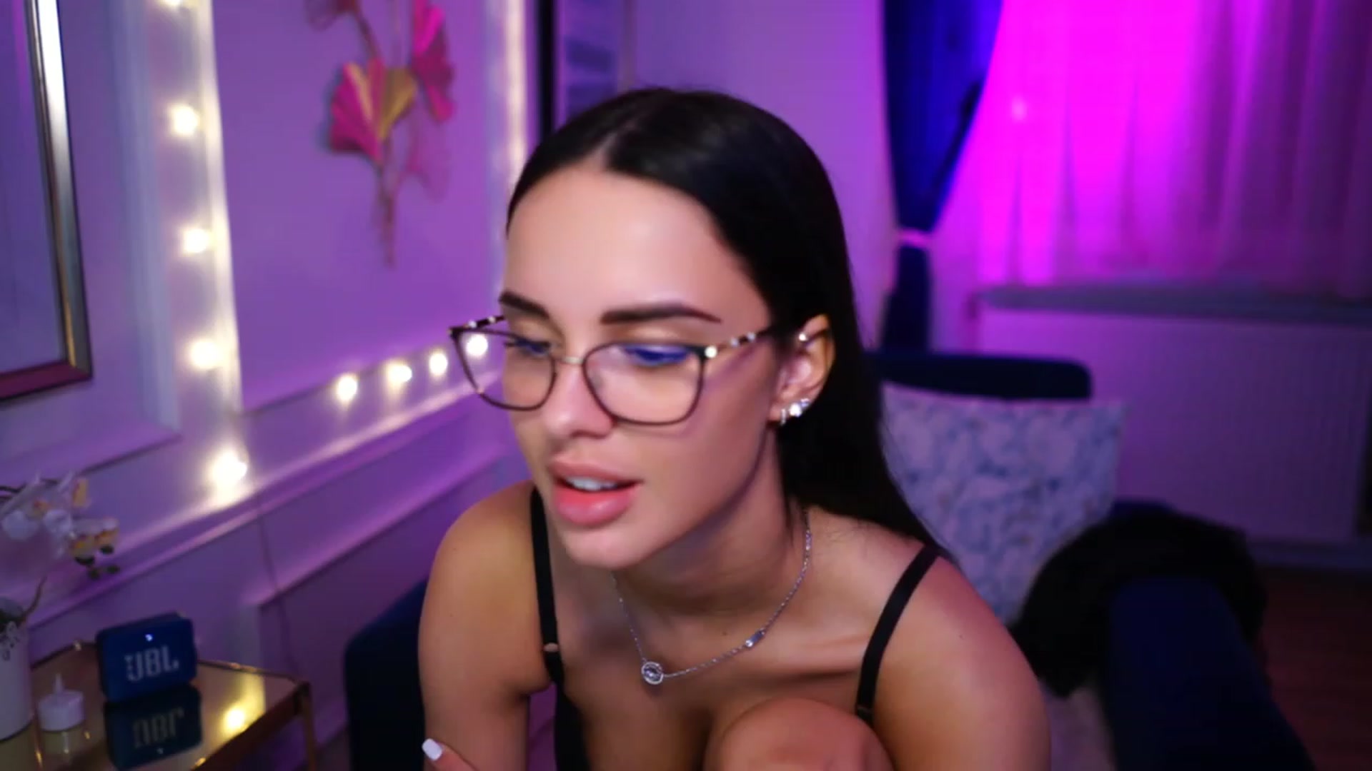 Gallery image thumbnail from cinnabellee's myfreecams stream on, 03/22/2023, 02:03 image 1 of 20