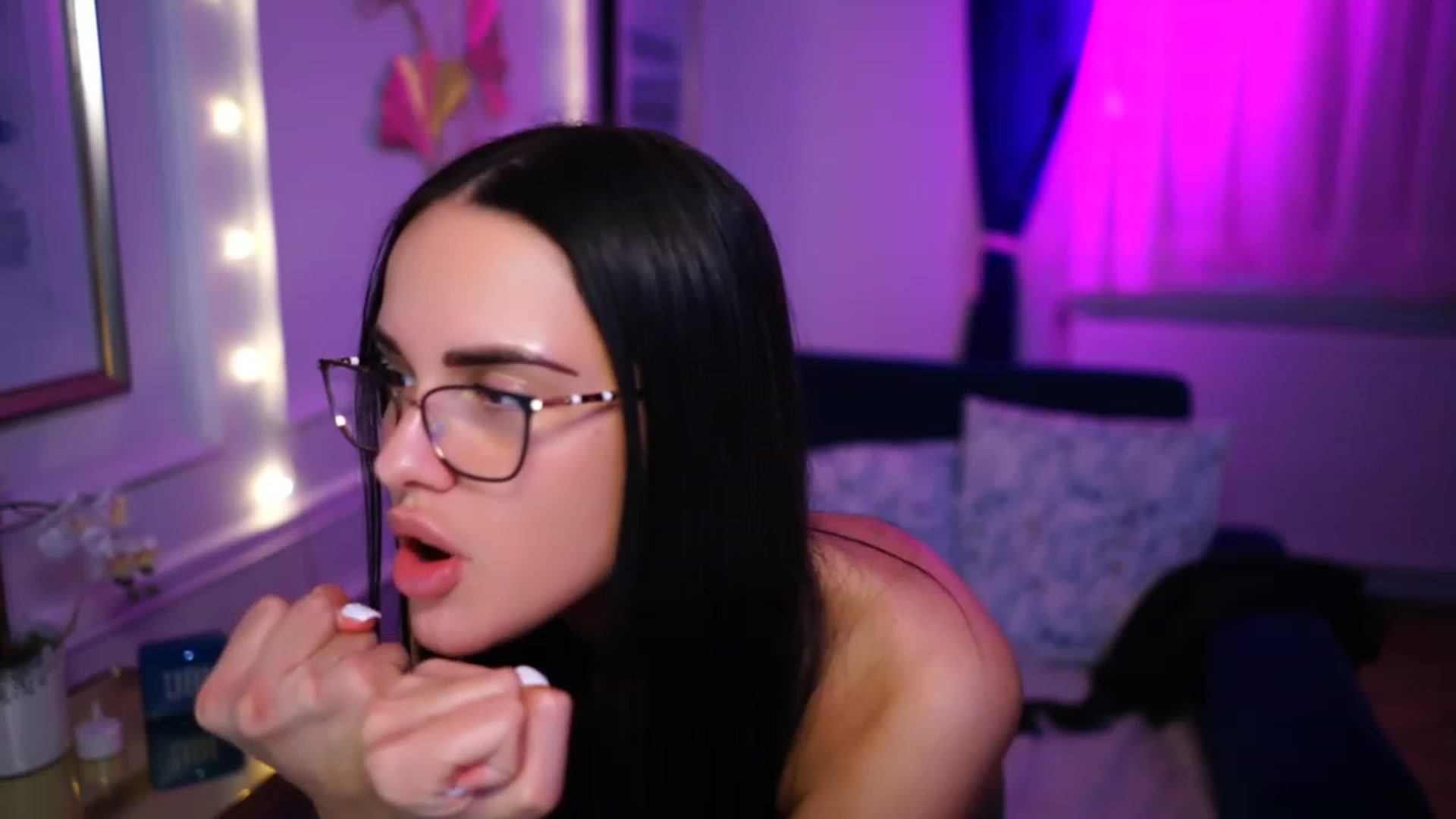 Gallery image thumbnail from cinnabellee's myfreecams stream on, 03/22/2023, 02:03 image 16 of 20