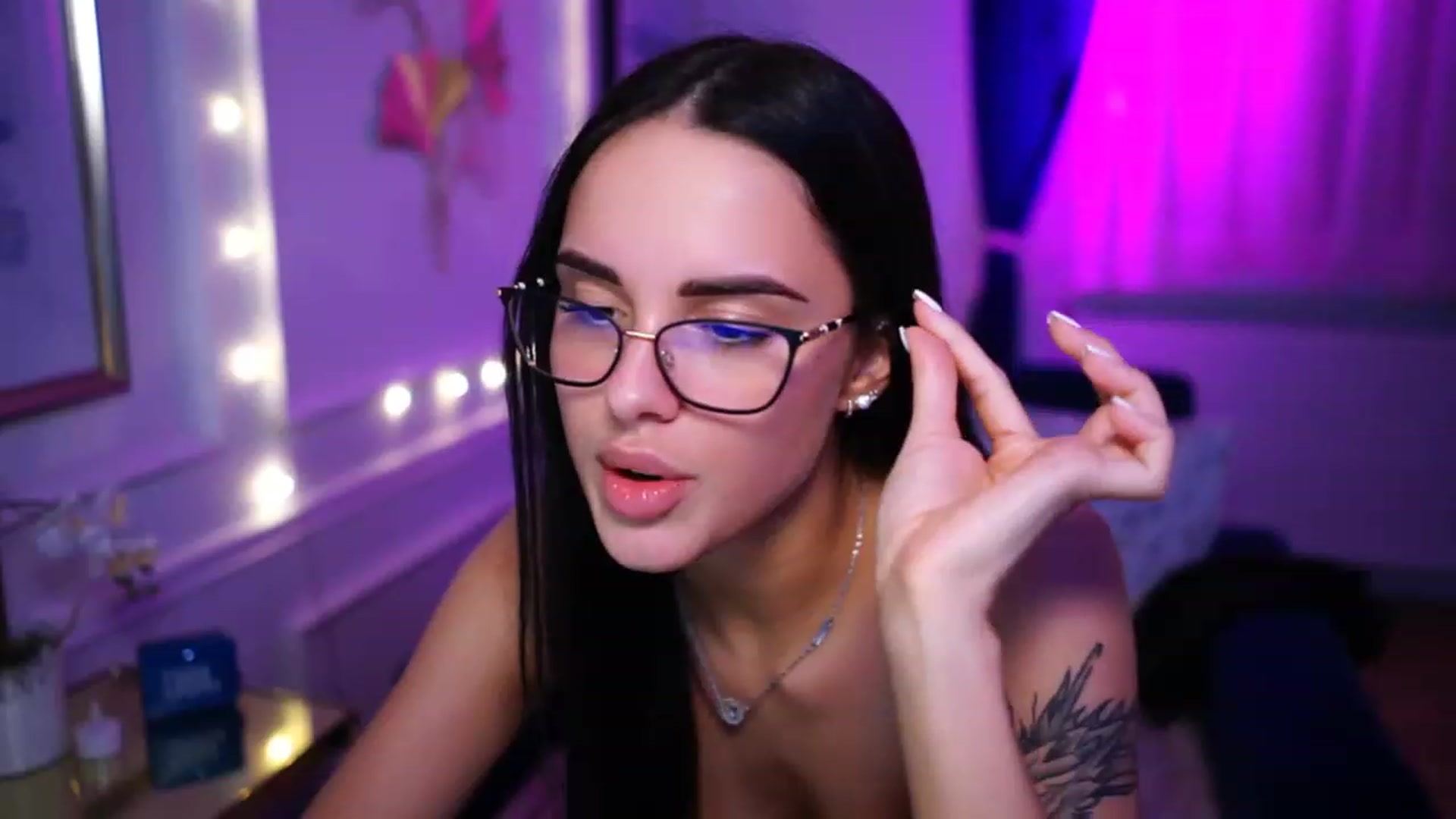 Gallery image thumbnail from cinnabellee's myfreecams stream on, 03/22/2023, 02:03 image 18 of 20