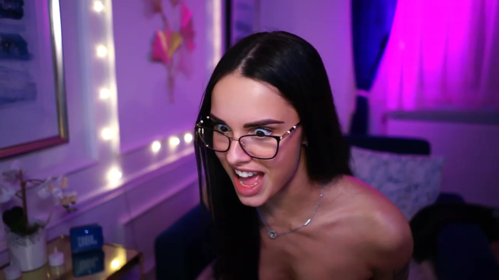 Gallery image thumbnail from cinnabellee's myfreecams stream on, 03/22/2023, 02:03 image 13 of 20