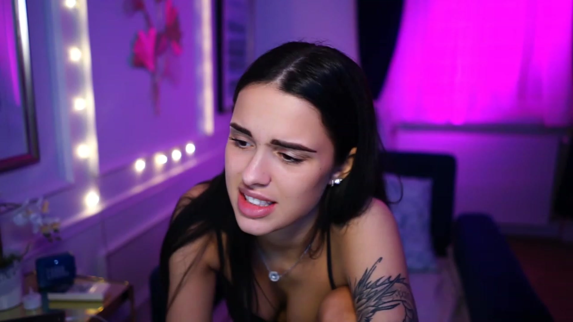 Gallery image thumbnail from cinnabellee's myfreecams stream on, 03/22/2023, 13:26 image 12 of 20