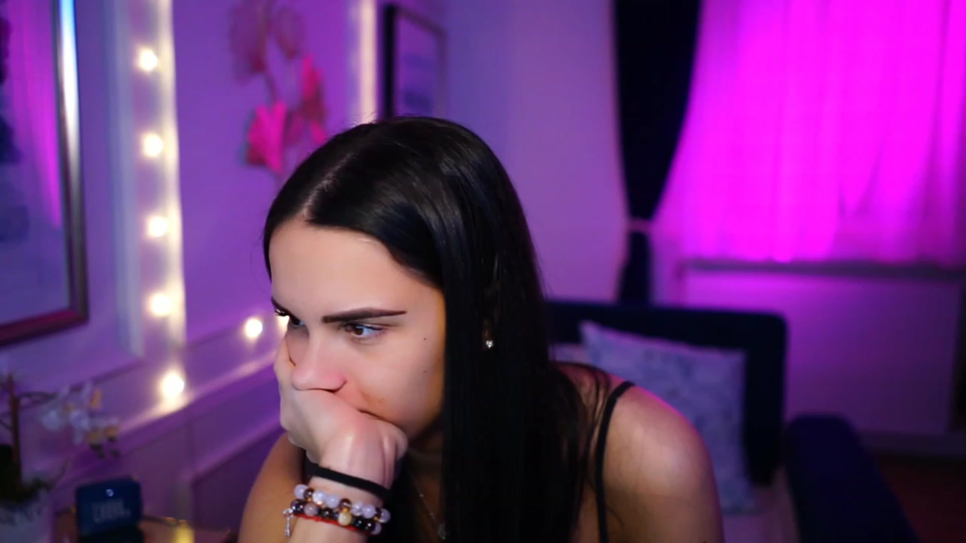 Gallery image thumbnail from cinnabellee's myfreecams stream on, 03/22/2023, 13:26 image 2 of 20