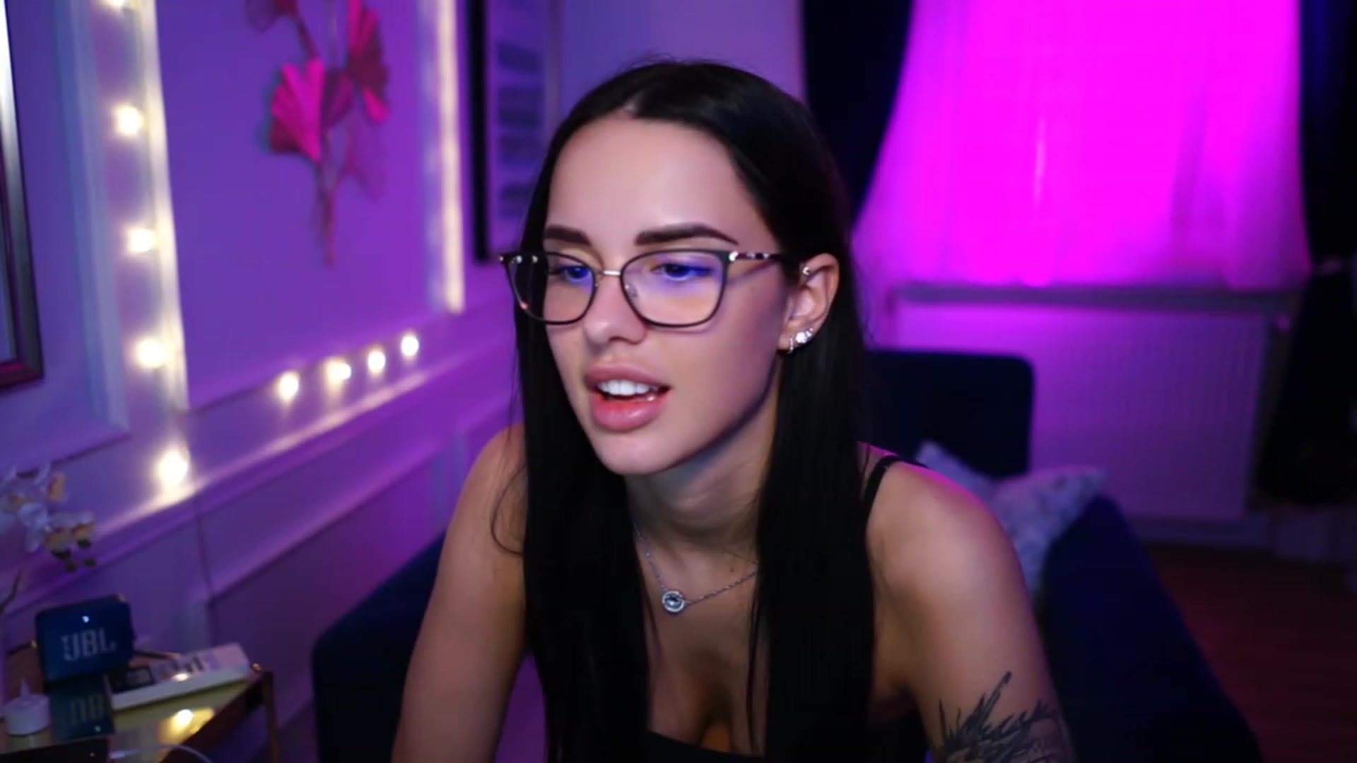 Gallery image thumbnail from cinnabellee's myfreecams stream on, 03/22/2023, 16:29 image 17 of 20