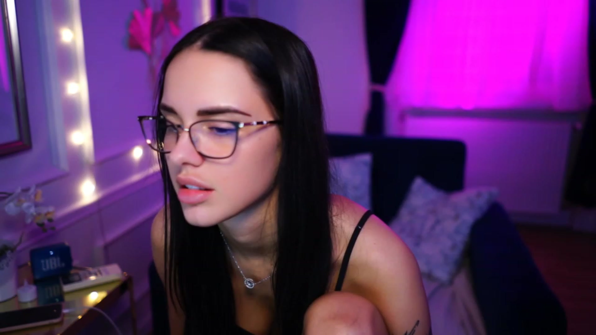 Gallery image thumbnail from cinnabellee's myfreecams stream on, 03/22/2023, 16:29 image 10 of 20