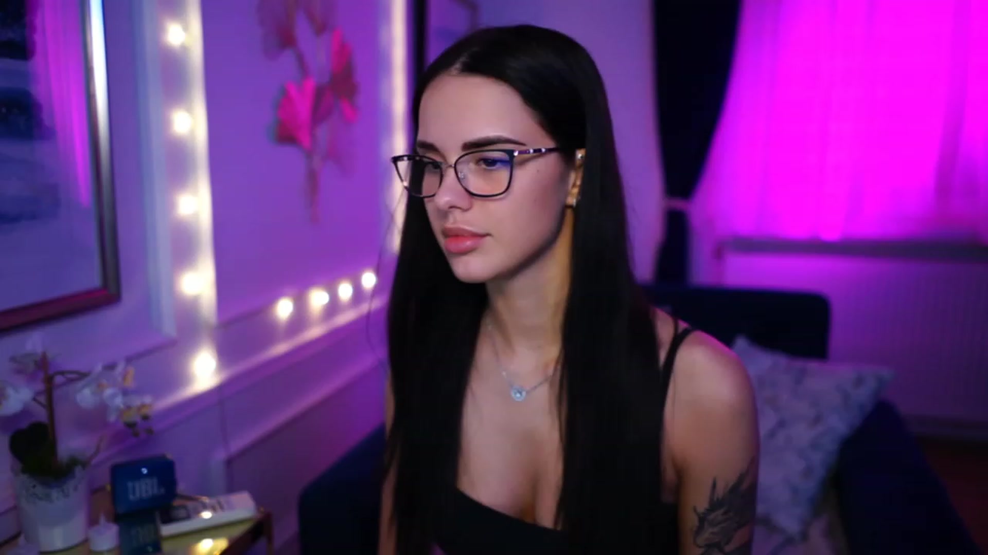 Gallery image thumbnail from cinnabellee's myfreecams stream on, 03/22/2023, 16:29 image 2 of 20