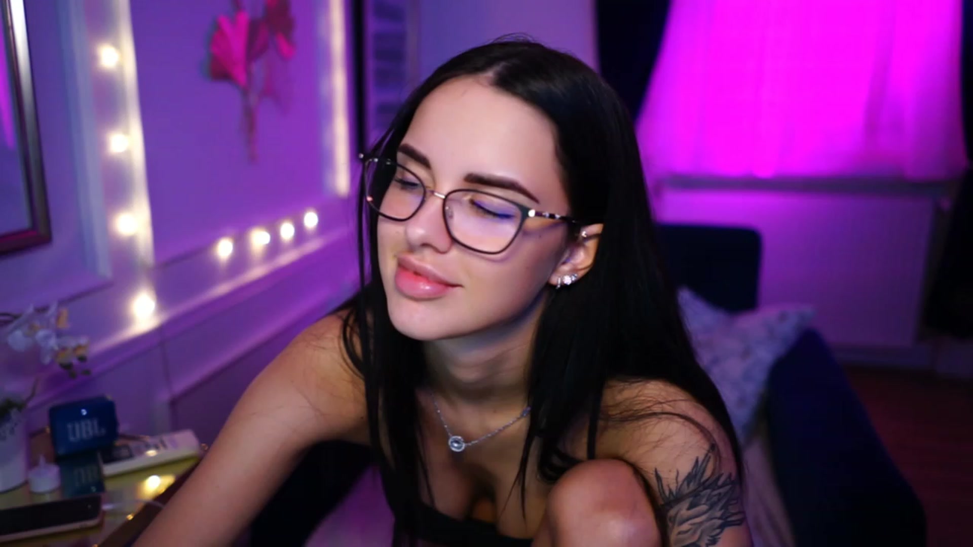 Gallery image thumbnail from cinnabellee's myfreecams stream on, 03/22/2023, 16:29 image 14 of 20