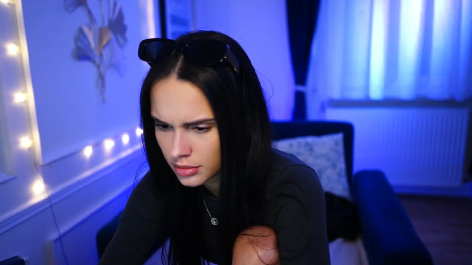Gallery image thumbnail from cinnabellee's myfreecams stream on, 04/08/2023, 17:21 image 14 of 20